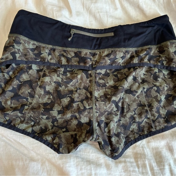🍋 Lululemon Athletica Speed Short 2.5” in Mystic Jungle Fatigue - Picture 4 of 6